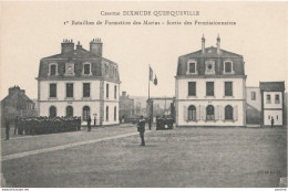 08-50) CASERNE DIXMUDE - QUERQUEVILLE - 1er BATAILLON DE FORMATION DES MARINS - SORTIE DES PERMISSIONNAIRES  - (2 SCANS) - Autres & Non Classés