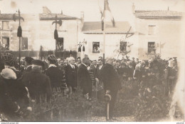 07-86) POITIERS - CARTE PHOTO J . RENOUARD 59 RUE CARNOT - (UNE CEREMONIE OU COMMEMORATION AVEC LES AUTORITES - 2 SCANS) - Poitiers