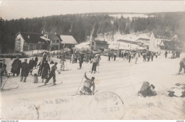 88) COL DE LA SCHLUCHT - CARTE PHOTO - LE CHAMP DE SKI - A GAUCHE LA BRASSERIE - A DROITE HOTEL FRANCAIS  - (2 SCANS)  - Autres & Non Classés