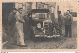 CARTE PHOTO - AUTOMOBILE ACCIDENTEE - VOITURE FORD MODELE 48 - 1935 - GARAGE AVEC MECANICIEN - 2 SCANS  - Passenger Cars