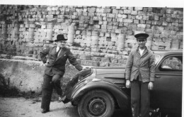 Photographie Photo Amateur Vintage Snapshot Algérie Voiture Automobile Tombeau - Africa