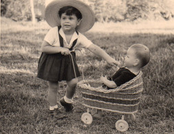 Photographie Photo Amateur Vintage Snapshot Enfant Baigneur Poupée Doll Jouet  - Personnes Anonymes