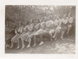 Photographie Photo Amateur Vintage Snapshot Pyramide Gag Drôle Funny Jambes Legs - Autres & Non Classés