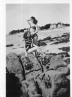 Photographie Photo Amateur Vintage Snapshot Maillot De Bain Pin-up Bikini Rocher - Lieux