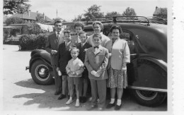 Photographie Photo Amateur Vintage Snapshot Automobile Car Voiture Auto Groupe - Personnes Anonymes