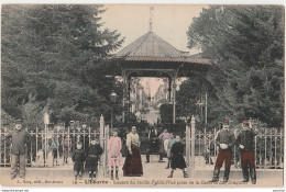 33) LIBOURNE - SQUARE DU JARDIN PUBLIC (VUE PRISE DE LA CASERNE DES DRAGONS (HABITANTS MILITAIRES - COLORISEE - 2 SCANS) - Libourne