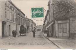 P11-33) SAINT MEDARD DE GUIZIERES (GIRONDE) RUE DE LA REPUBLIQUE - (ANIMEE - CAFE RESTAURANT - HABITANTS) - Andere & Zonder Classificatie