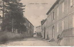 32) LUPIAC (GERS) GRAND ' RUE - ( ANIMEE - HABITANT - 2 SCANS ) - Autres & Non Classés