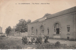 P6- 93) LA COURNEUVE - RUE PLUCHET SALLE DES FETES - (ANIMEE - GROUPE D' ENFANTS) - La Courneuve