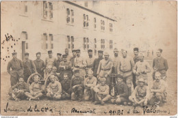 P4-01) LA VALBONNE - CARTE PHOTO - SOUVENIR DE LA Cie D'ENGINS RESERVISTE , LE 99° REGIMENT D'INFANTERIE  - (2 SCANS) - Non Classés