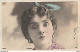 P4- ARTISTE FEMME - LADY -  REJANE - THEATRE DE VAUDEVILLE - PAR REUTLINGER , PARIS - OBLITERATION DE 1904 - 2 SCANS) - Artistes