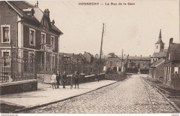 P3-59) ONNECHY (NORD) LA RUE DE LA GARE - (ANIMEE - HABITANTS - 2 SCANS) - Autres & Non Classés