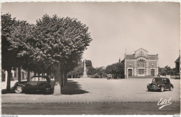 P1-27) EZY SUR EURE (EURE) PLACE DU MARCHE , LA SALE SES FETES  - (AUTOMOBILES PEUGEOT 2022 - RENAULT 4 CV - SCANS) - Autres & Non Classés