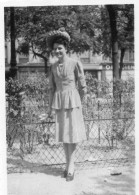 Photographie Photo Amateur Vintage Snapshot Femme Mode Fashion Woman Chapeau - Autres & Non Classés