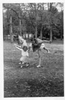 Photographie Photo Amateur Vintage Snapshot Enfant Child Mouvement Motion - Other & Unclassified