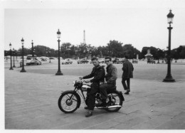 Photographie Photo Amateur Vintage Snapshot Motocyclette Moto Paris - Autres & Non Classés