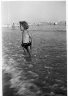 Photographie Photo Amateur Vintage Snapshot Enfant Maillot Bain Slip - Anonyme Personen