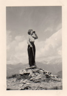 Photographie Photo Amateur Vintage Snapshot Jumelles Montagne Canne Nuage - Other & Unclassified