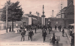  PORTSMOUTH - Entrance To Dockyard " Dinner Time " - Portsmouth