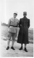 Photographie Photo Amateur Vintage Snapshot Militaire Afrique  Uniforme - Guerre, Militaire