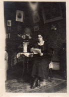 Photographie Photo Amateur Vintage Snapshot Lecture Lire Reading Salon Mode - Personnes Anonymes