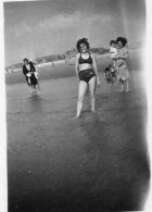 Photographie Photo Amateur Vintage Snapshot Maillot De Bain Bikini Femme Plage - Places