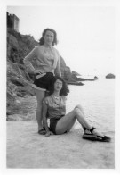 Photographie Photo Amateur Vintage Snapshot Amies Short Jambes Legs Espadrilles - Personnes Anonymes