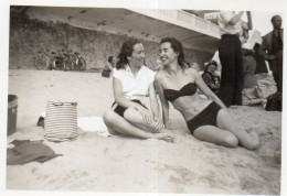 Photographie Photo Amateur Vintage Snapshot Jambes Femme Plage Maillot De Bain - Personnes Anonymes