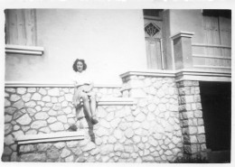 Photographie Photo Amateur Vintage Snapshot Pavillon Jambes Legs Femme Perron  - Personnes Anonymes