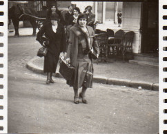Photographie Photo Amateur Vintage Snapshot Marche Walking Marcheuse Mode - Personnes Anonymes