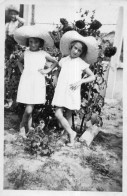 Photographie Photo Amateur Vintage Snapshot Enfant Fille Chapeau Jumelles Twins - Anonieme Personen