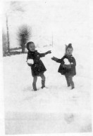 Photographie Photo Amateur Vintage Snapshot Boules De Neige Snow Enfant Hiver - Autres & Non Classés