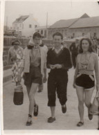 Photographie Photo Amateur Vintage Snapshot Amies Short Jambes Marche Mode - Personnes Anonymes