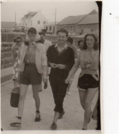 Photographie Photo Amateur Vintage Snapshot Amies Short Jambes Marche Mode - Personnes Anonymes