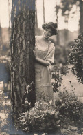 BELGIQUE - Beernem - Femme Cachée Derrière Un Arbre - Carte Postale Ancienne - Beernem