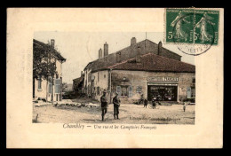 54 - CHAMBLEY - UNE RUE ET LES COMPTOIRS FRANCAIS - CARTE COLORISEE  - Chambley Bussieres