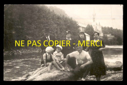 65 - LOURDES - EN FAMILLE AU BORD DE LA RIVIERE - CARTE PHOTO ORIGINALE - Lourdes