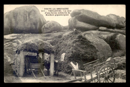 22 - TREGASTEL - LA COUR D'UNE FERME ENTOUREE DE ROCHERS GIGANTESQUES - Trégastel