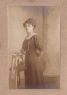 PHOTOGRAPHIE , CARTE PHOTO - FEMME , SELLETTE BOIS - Photographs