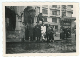 Petite PHOTO Au Format 8,5 X 6 Cm CHAMBERY La Fontaine Des éléphants ( 26 Mai 1946 ) - Orte