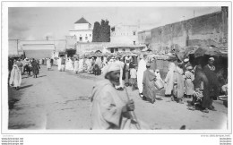 MEKNES  MARCHE DANS LA MEDINA PLACE EL-HEDIM  1938   FORMAT 11 X 6.5 CM - Africa