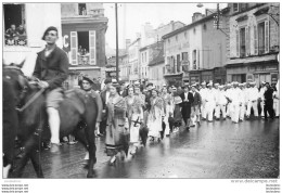 CARTE PHOTO DEFILE DES ARLESIENNES VILLE NON IDENTIFIEE - A Identifier