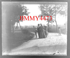 Une Famille Sur Une Route Dans Un Bois, à Identifier - Plaque De Verre - Taille 44 X 53 - Plaques De Verre