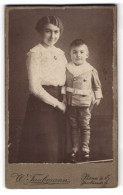 Fotografie W. Taubmann, Pirna A. E., Jacobäerstr. 6, Junge Dame In Weisser Bluse Mit Jungen  - Anonieme Personen