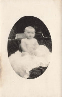 CARTE PHOTO - Bébé Sur Une Chaise - Carte Postale Ancienne - Photographie