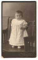 Fotografie Max Jung, Lichtenstein-C. I. S., Kleines Kind Im Weissen Kleid  - Anonyme Personen