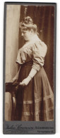 Fotografie Julius Simonsen, Oldenburg I. Holst., Junge Dame In Bluse Und Rock  - Anonyme Personen