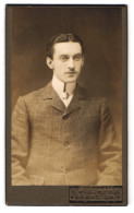 Fotografie E. Riechers, Brand /Sa., Junger Herr Im Anzug Mit Krawatte  - Anonyme Personen