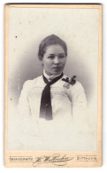 Fotografie H. Walbrecker, Zittau I. S., Theodor Körner-Allee, Junge Dame Im Weissen Kleid  - Anonyme Personen