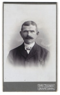 Fotografie Otto Zeumer, Crimmitschau, Jacobsgasse 14, August Bürdestrasse, Elegant Gekleideter Herr Mit Schnauzbart  - Anonyme Personen